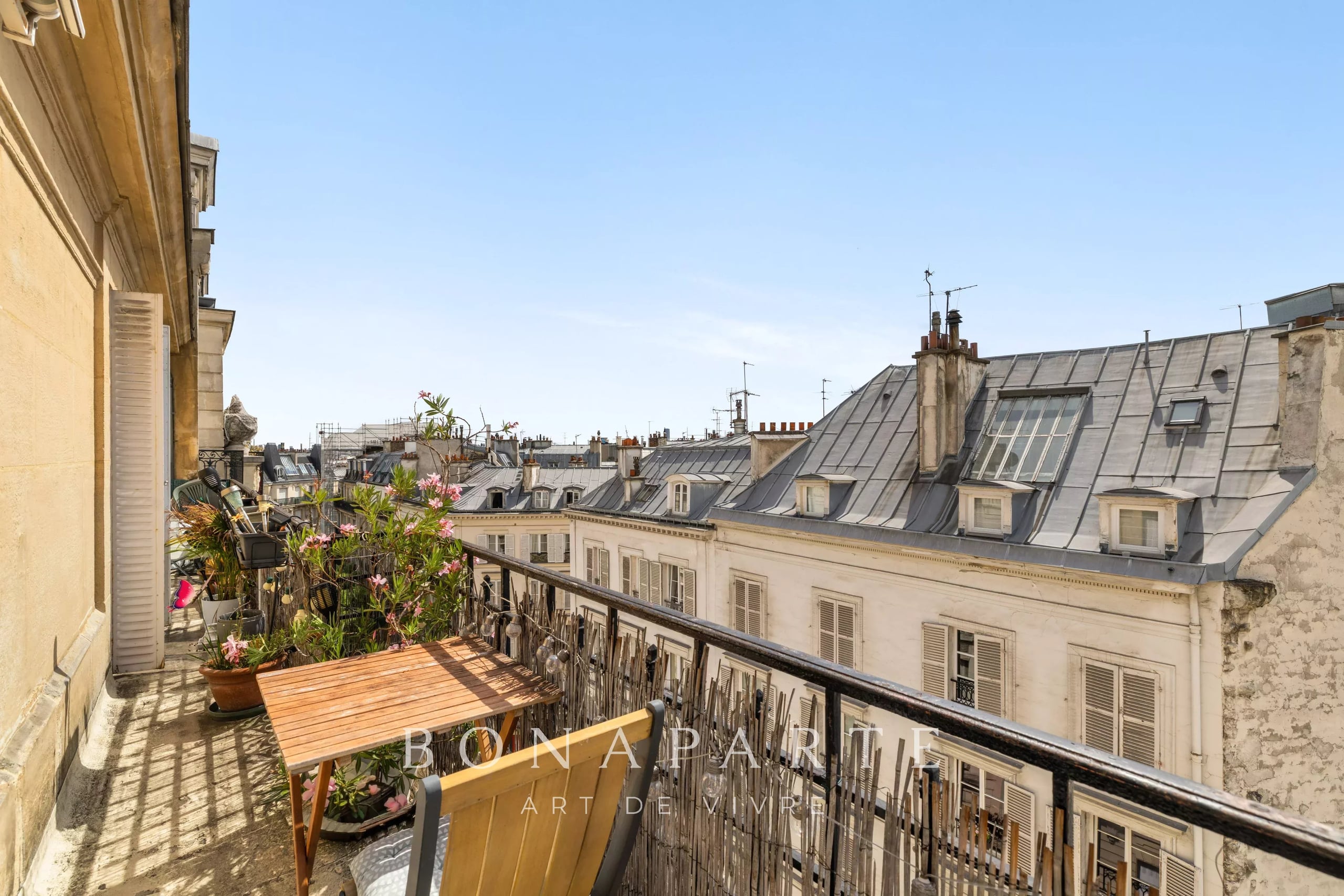 PARIS 9 / TURGOT – ÉTAGE ÉLEVÉ – BALCON FILANT – VUE DÉGAGÉE