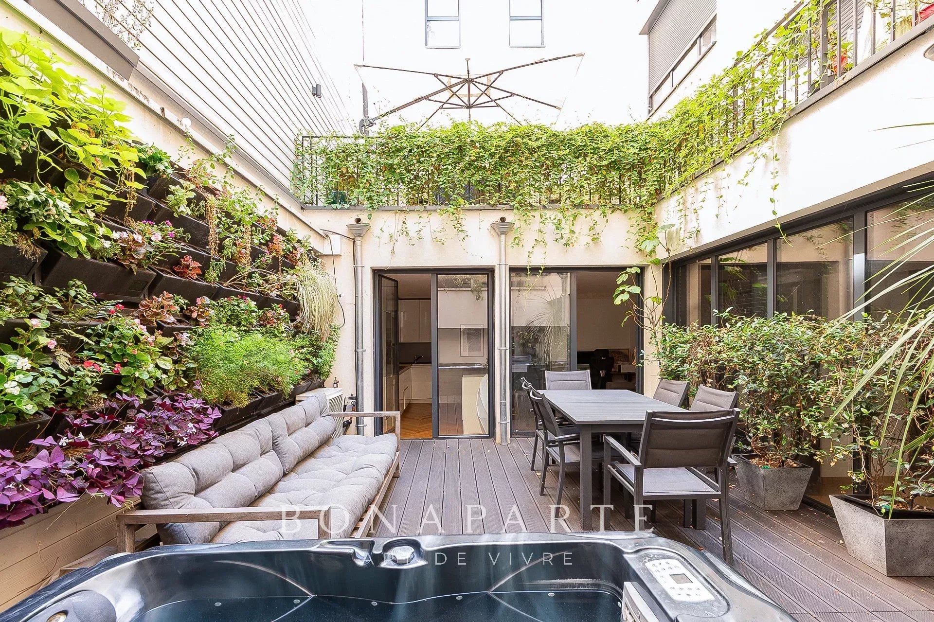 PARIS 20 / GAMBETTA – APPARTEMENT AVEC TERRASSE PAYSAGÉE & JACUZZI – UNE VÉRITABLE SUITE À CIEL OUVERT